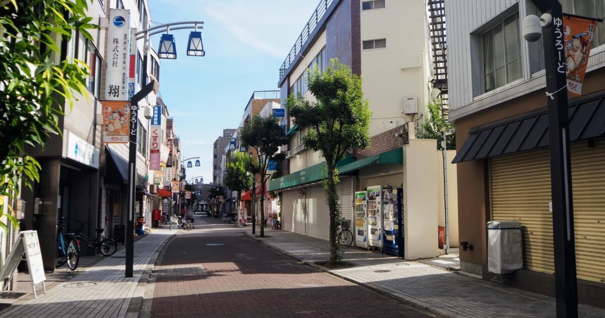 下町の静かな商店街と自動販売機のある通り