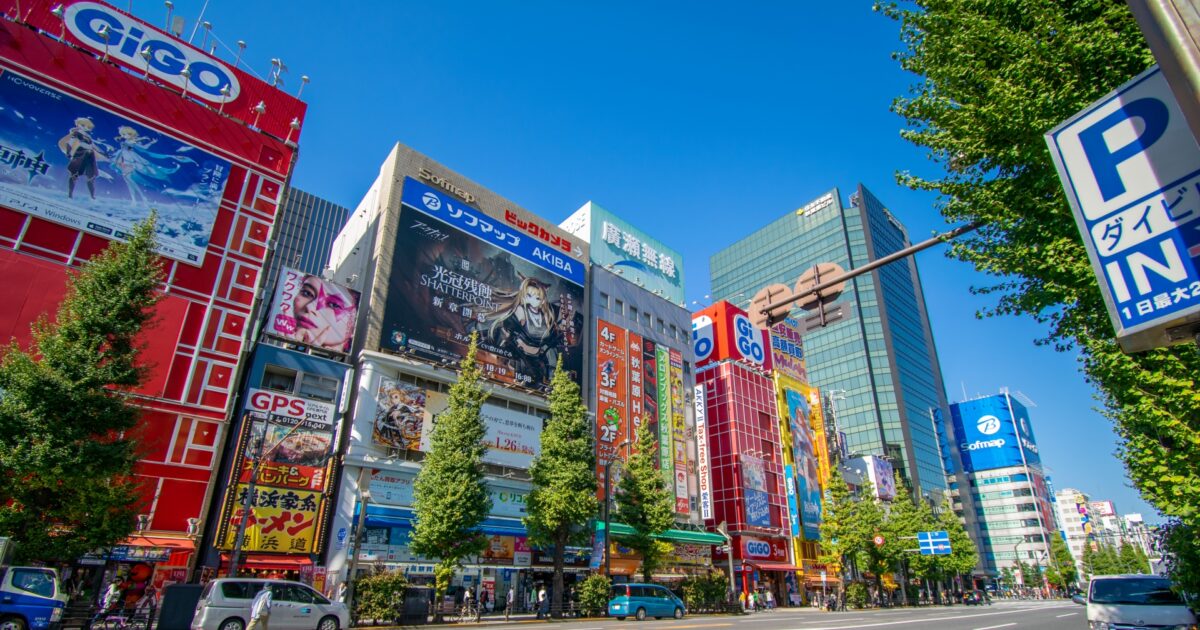 秋葉原電気街の大型広告とカラフルなビル群