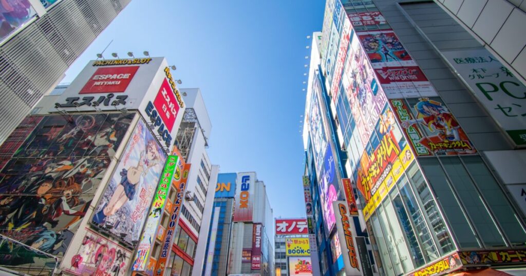 秋葉原中央通りのアニメ広告と高層ビル群