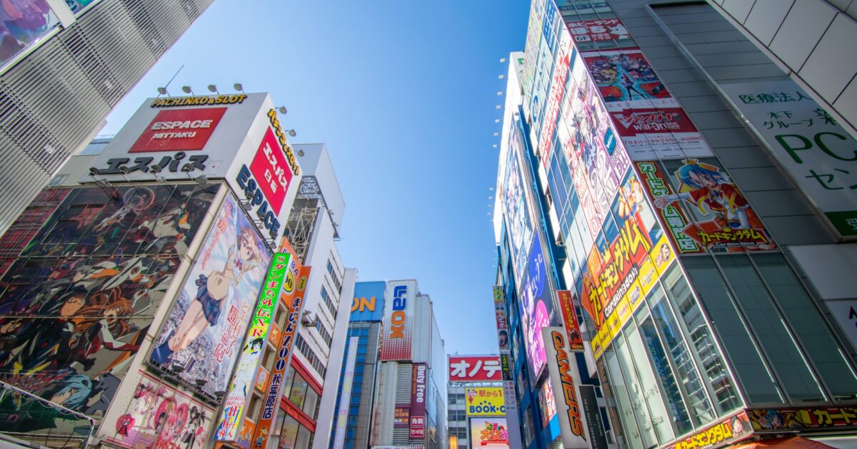 秋葉原中央通りのアニメ広告と高層ビル群