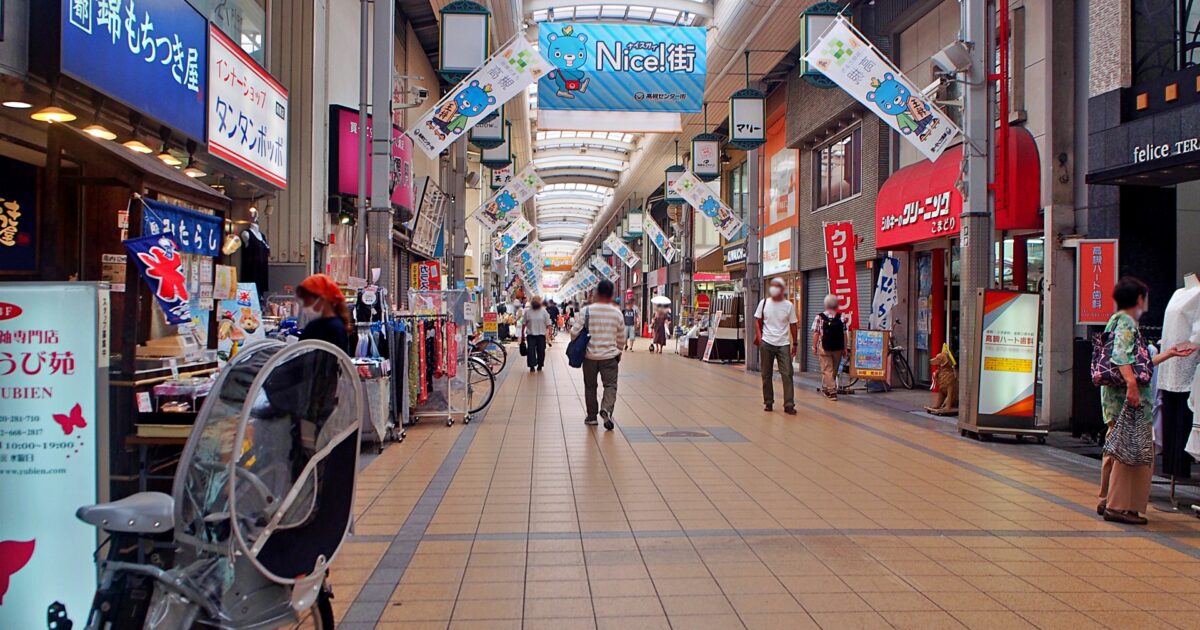 高槻センター街のアーケード商店街と買い物客