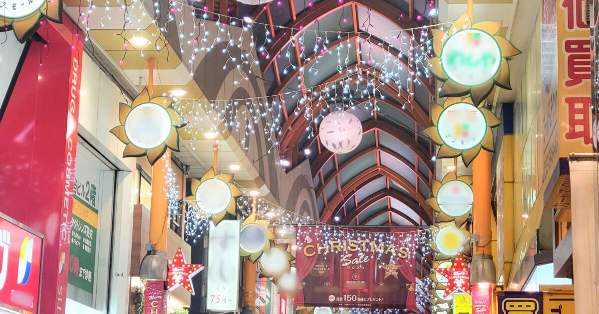 アーケード商店街のクリスマスイルミネーション装飾