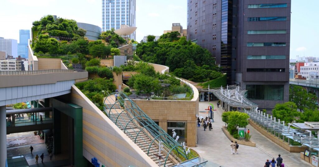 なんばパークスの屋上庭園と高層ビルの都市景観