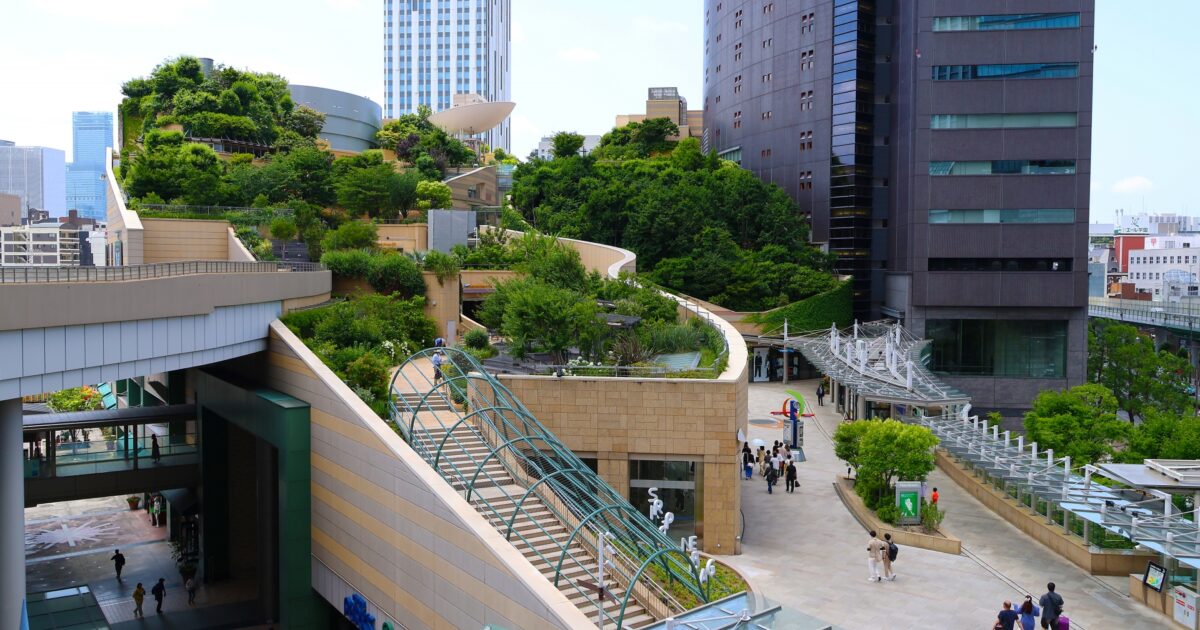 なんばパークスの屋上庭園と高層ビルの都市景観