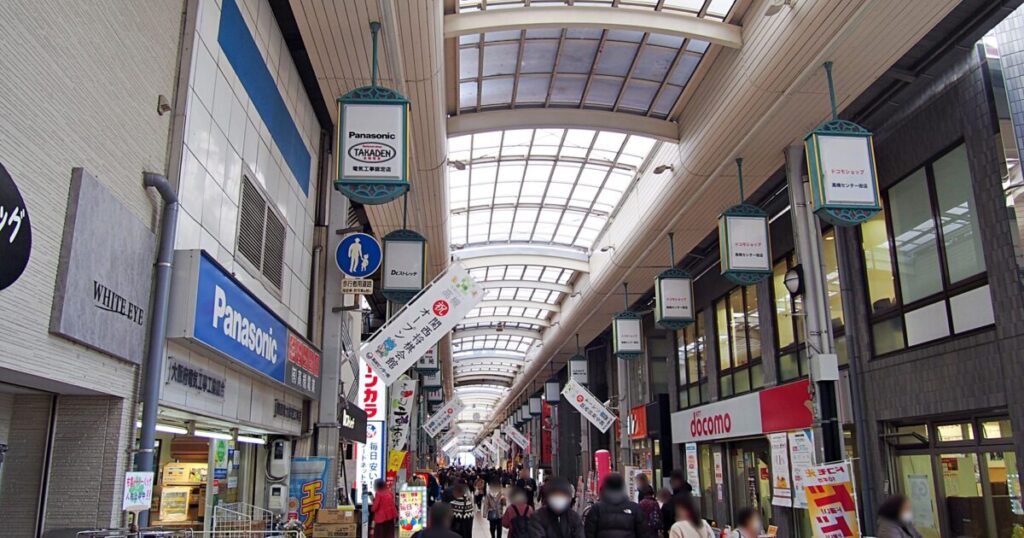 高槻センター街のアーケードと賑わう買い物客