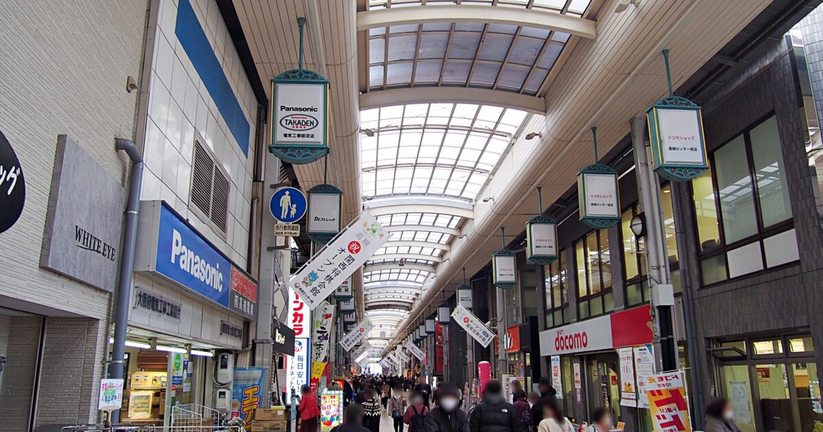 高槻センター街のアーケードと賑わう買い物客