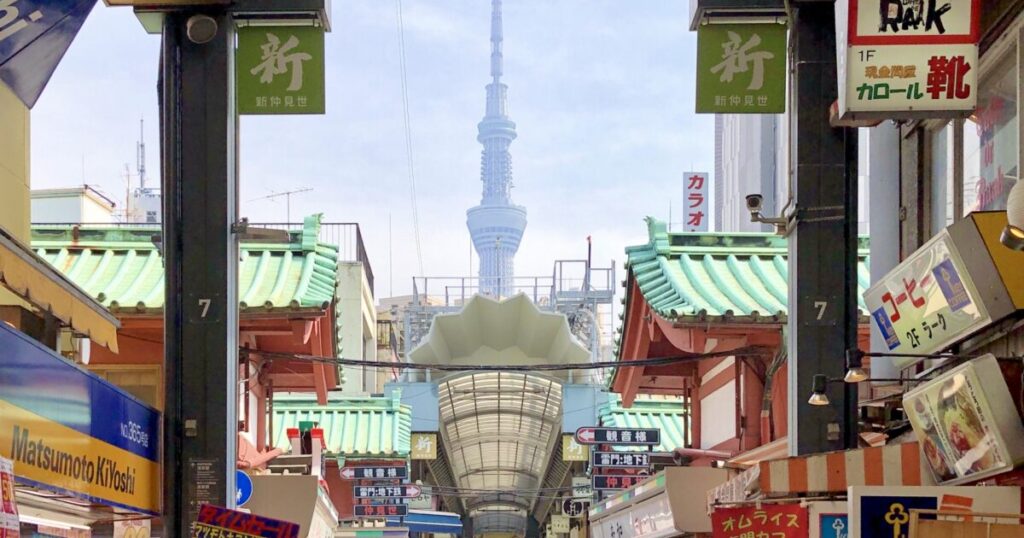東京スカイツリーと新仲見世商店街の風景