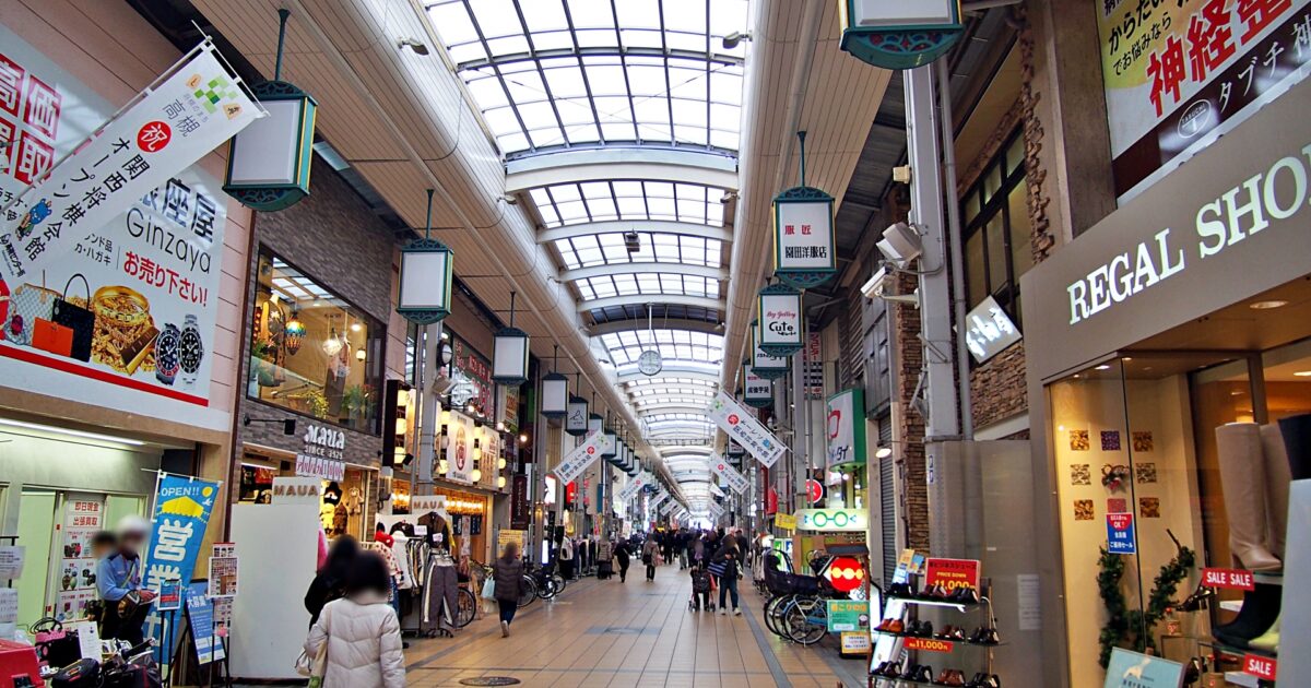 高槻センター街の商店と整備された歩行空間
