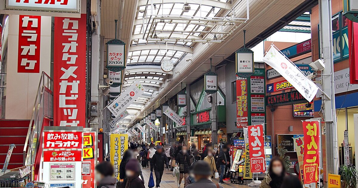 高槻センター街のカラオケ店と買い物客で賑わうアーケード