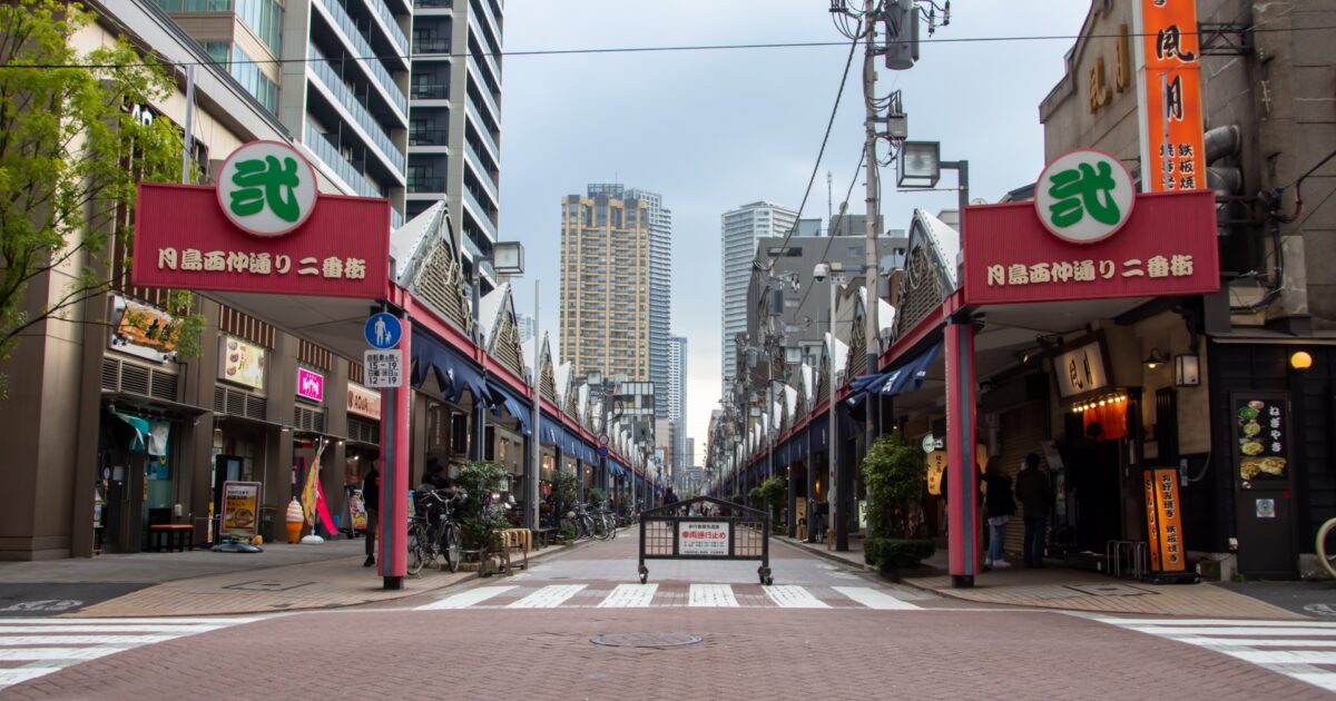 月島西仲通り二番街のレトロな商店街と高層マンション