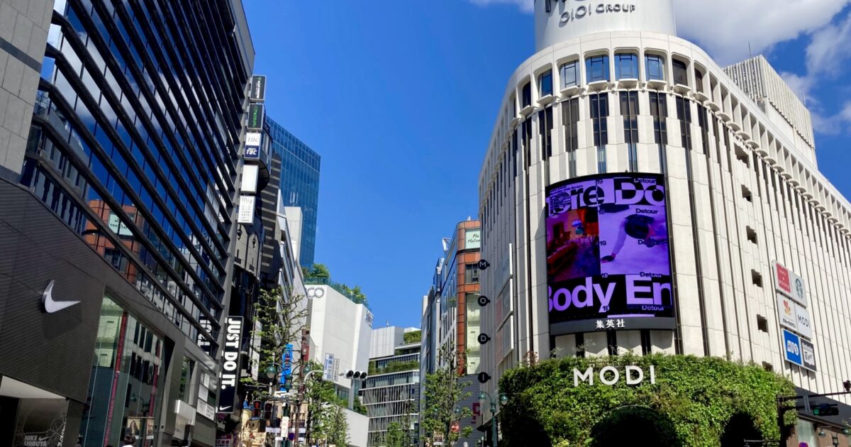 渋谷モディ前のファッションストリートと近代的な建物