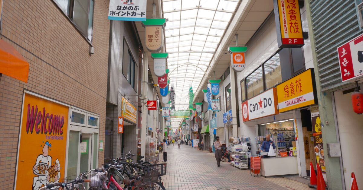 中野ブロードウェイ商店街のアーケードと自転車のある風景