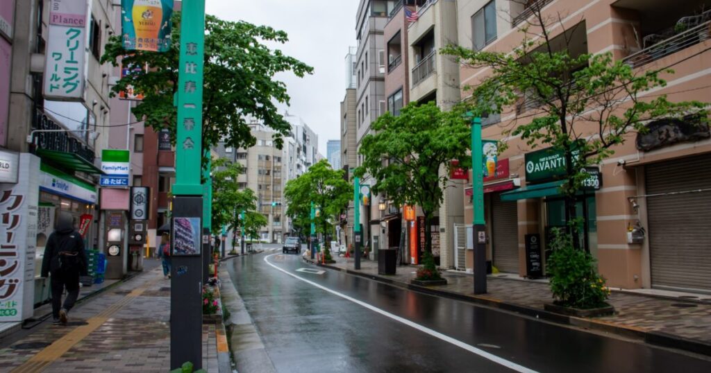 恵比寿一番会通りの雨に濡れた静かな街並み