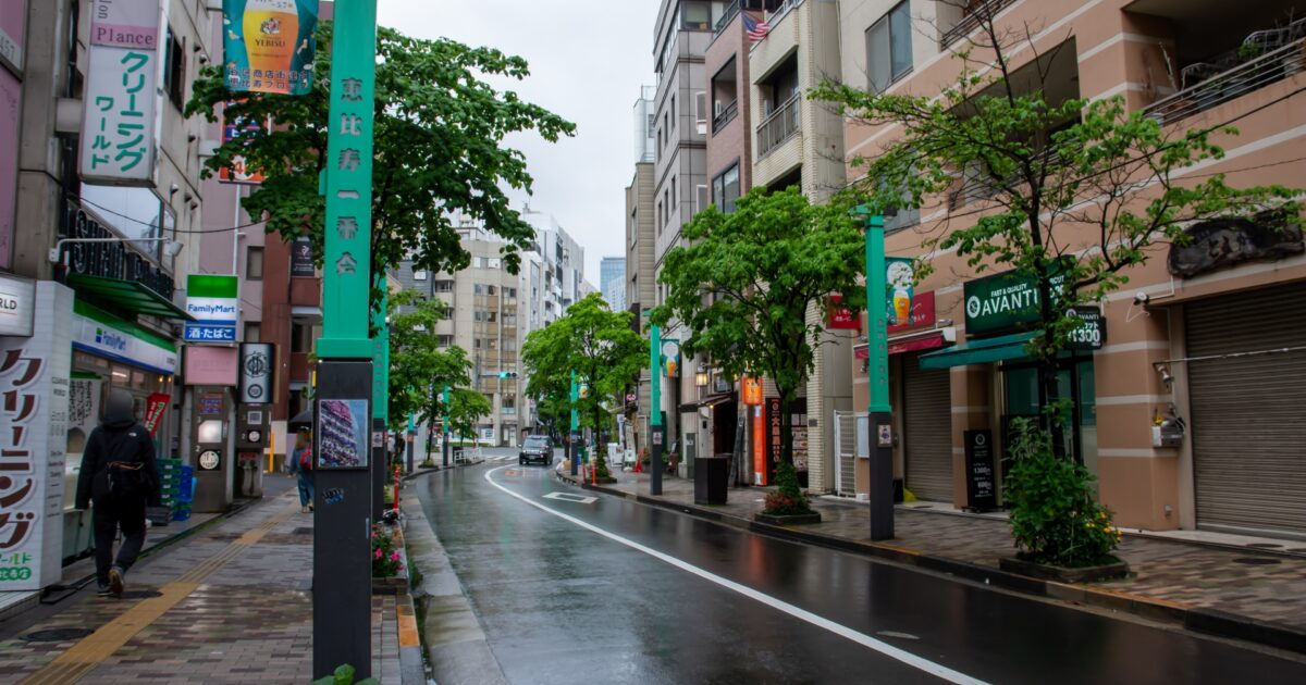 恵比寿一番会通りの雨に濡れた静かな街並み