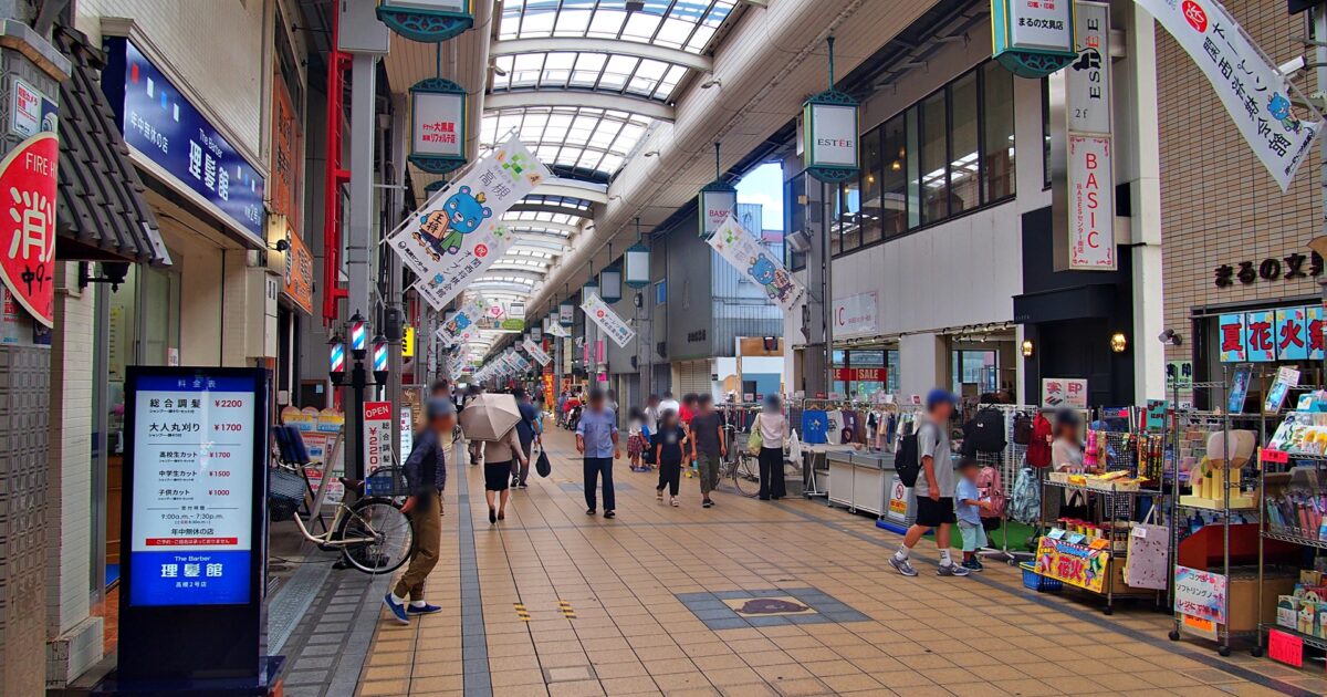 高槻センター街の理髪店と生活雑貨店が並ぶアーケード