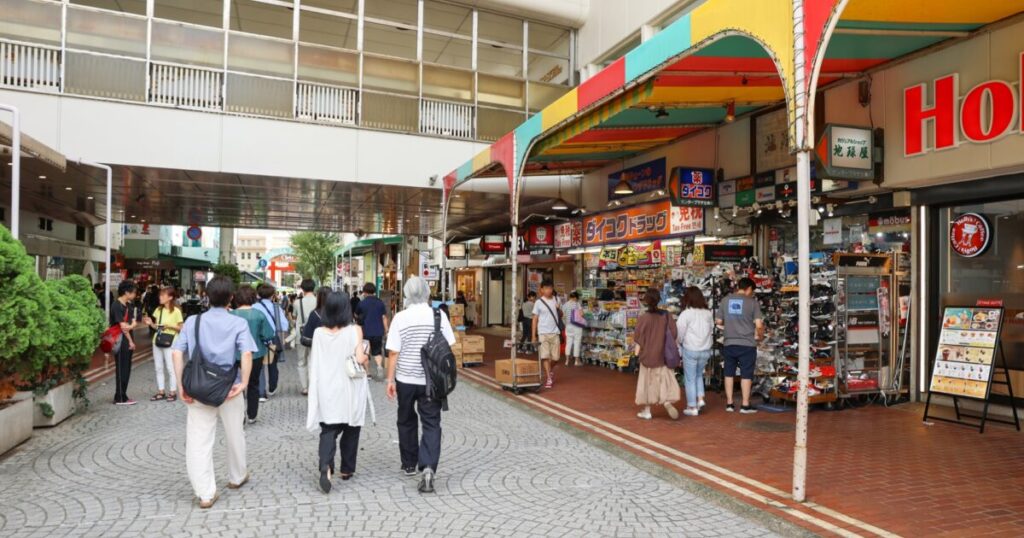 神戸三宮センター街のにぎわう歩行者天国と商店街