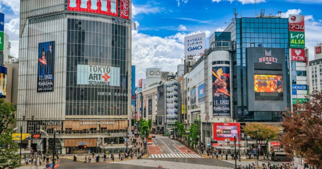 渋谷スクランブル交差点と大型広告ビジョンの街並み