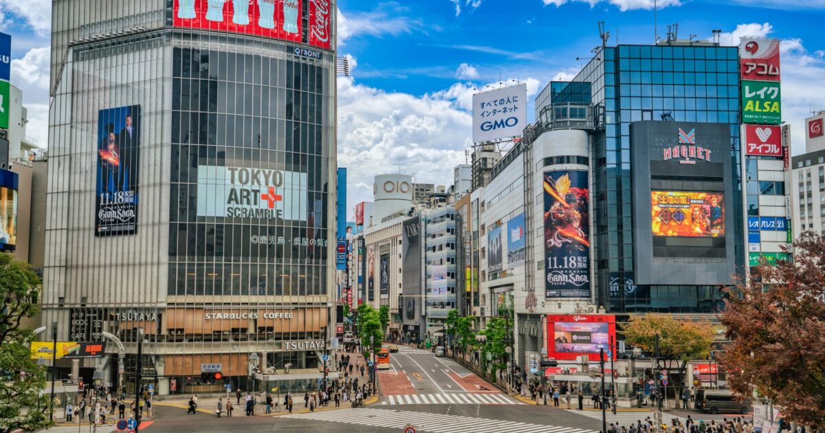 渋谷スクランブル交差点と大型広告ビジョンの街並み