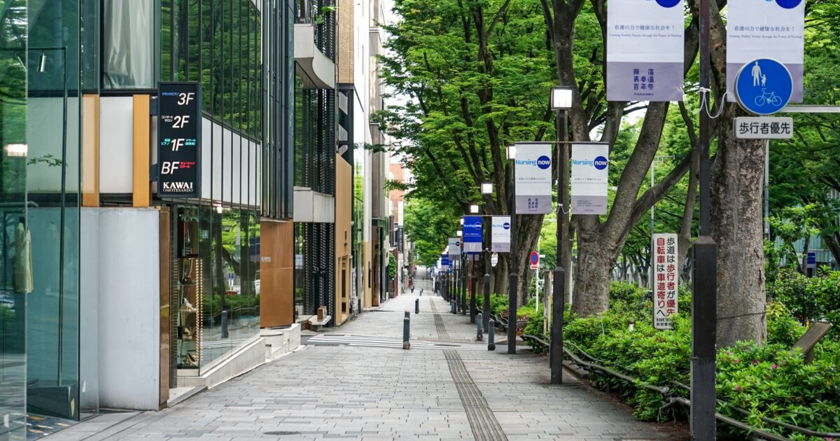 表参道の並木道と近代的なガラス張りの建物